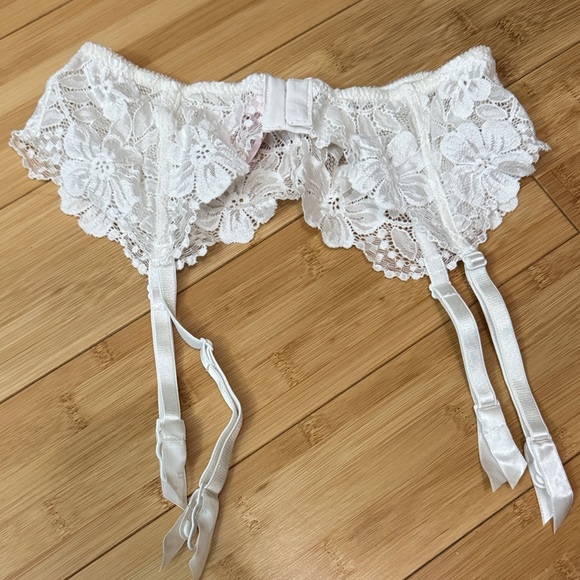 Victoria’s Secret White Lace Garter Belt Medium - Picture 2 of 4